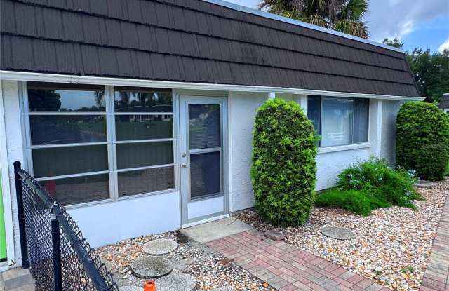 1213 GLEN OAKS Drive E Gallery 3