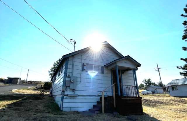 Hard to find 1 bdrm, 1 bath house with attached garage close to OIT and Sky Lakes Medical Ctr photos photos