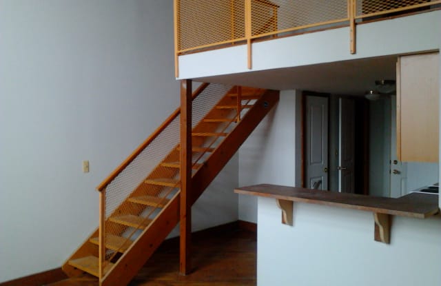 727 W. Grand - 207 Gallery 2