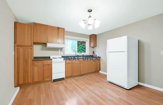 Spacious 2 Bed 1 Bath for Rent! - 11012 86th Avenue Northeast, Kirkland, WA 98034