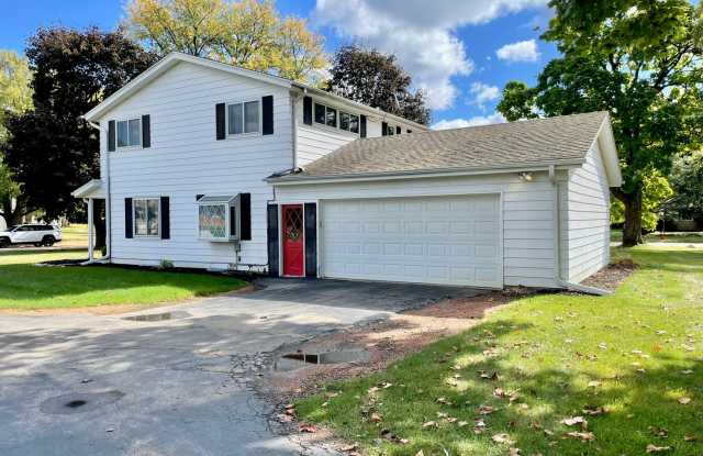 Hartland Townhome, 3 Bed, 1.5 Bath, 2.5 Car Private Garage and Driveway Gallery 4