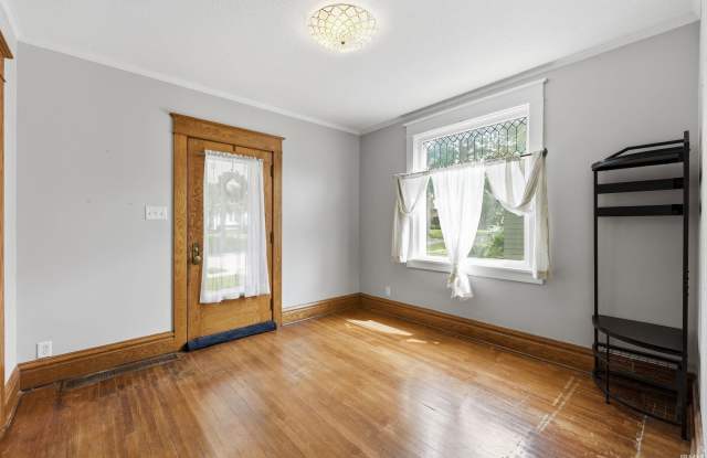 527 W Oakdale Drive Gallery 3