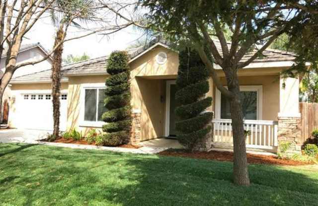 Like New Home in the Hurley School District! - 122 North Roeben Street, Visalia, CA 93291
