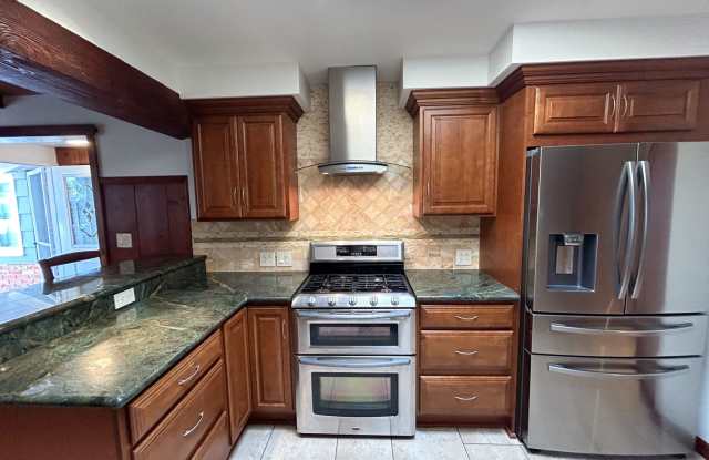 Rare find in Carlsbad! Beach bungalow in the Terramar community, just steps to the private beach access! Gallery 4