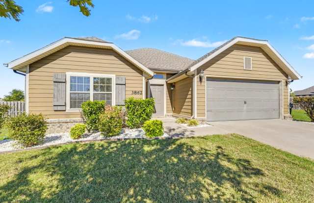 Beautiful 3 Bed / 2 Bath Home with Modern Upgrades & Huge Backyard – Move‑In Ready ASAP Gallery 4