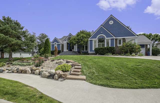 811 Western Hills Dr - 811 Western Hills Drive, Papillion, NE 68046