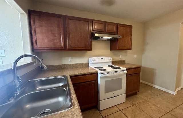 Beautiful 3 bedroom 2.5 full baths Plus Additional Room Gallery 4