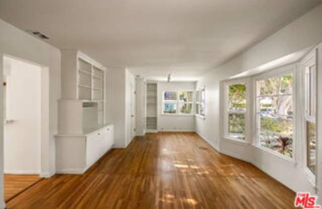 2111 Oak Street Gallery 2
