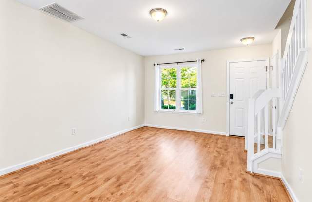Fresh, Bright & Easy Living — Robyn’s Glen Townhome with Private Patio & Community Pool Gallery 3