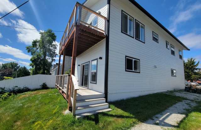 Remodeled, bright and spacious 3 bed close to ferries and base photos photos