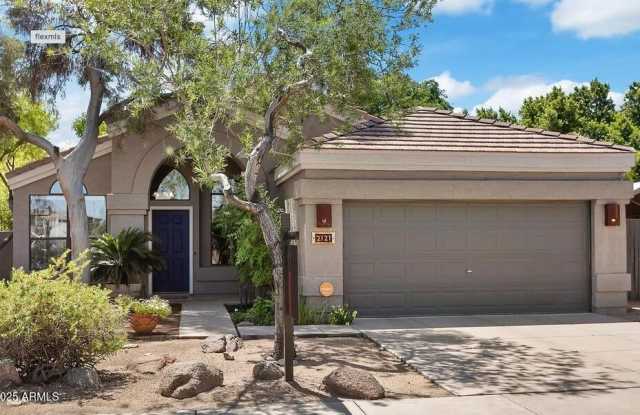 2121 E MENADOTA Drive photos photos