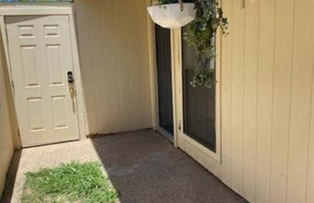6718 Silvermine Drive Gallery 3