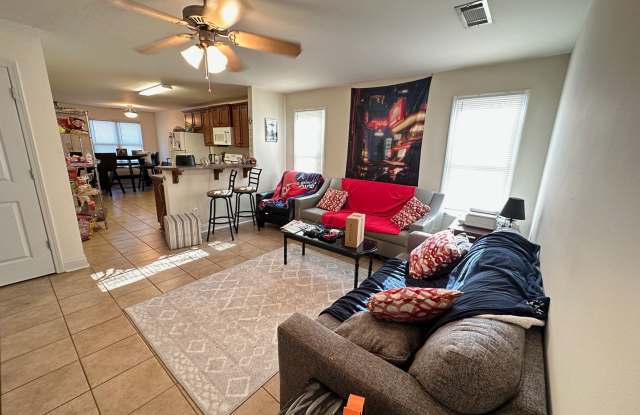 Five Bedroom Near Downtown Available for Pre-Lease! Gallery 4