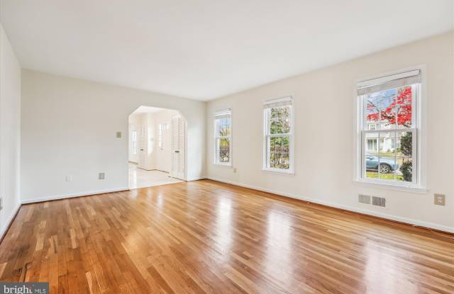 8112 PAISLEY PLACE Gallery 3