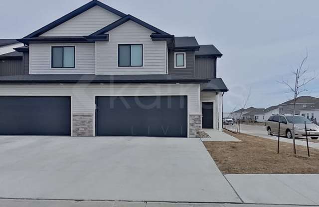 6906 Bluebell Ct - 6906 Bluebell Court, Johnston, IA 50131