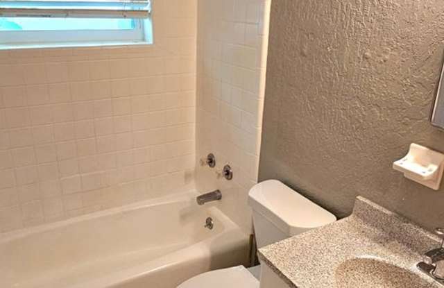 Cocoa Village Duplex Bungalow Including Water. Gallery 4