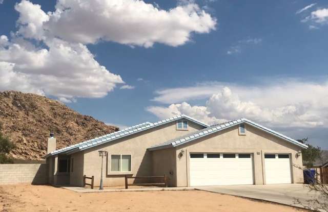 4 BEDROOM HOME WITH VIEWS, NEAR WAALEW IN SYCAMORE ROCKS AREA OF APPLE VALLEY. photos photos