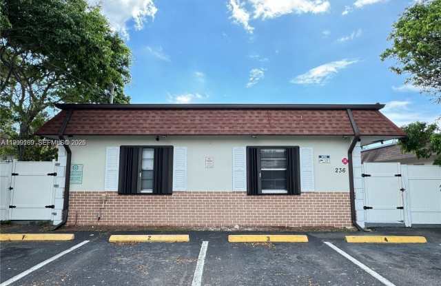 236 SE 9th Ave - 236 Southeast 9th Avenue, Pompano Beach, FL 33060