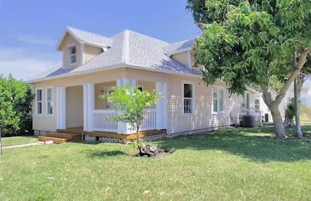 Single Family Home in Lake Worth (4-bed / 2-bath) photos photos