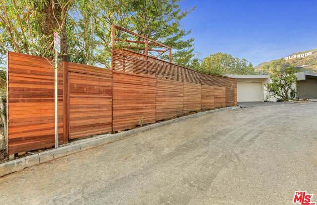 3133 HOLLYRIDGE Drive Gallery 2