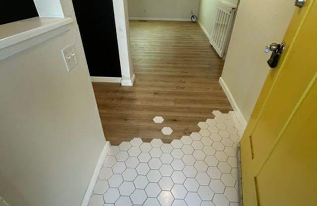 Newly Remodeled 3 Bedroom 2 Bathroom Home Close to Shopping and Restaurants!!! Gallery 4