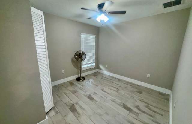 1 bedroom apartment in the Longwood Historic District with 2 Garages! Gallery 4