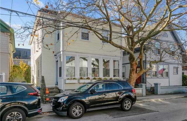 31 W Narragansett Avenue - 31 West Narragansett Avenue, Newport, RI 02840