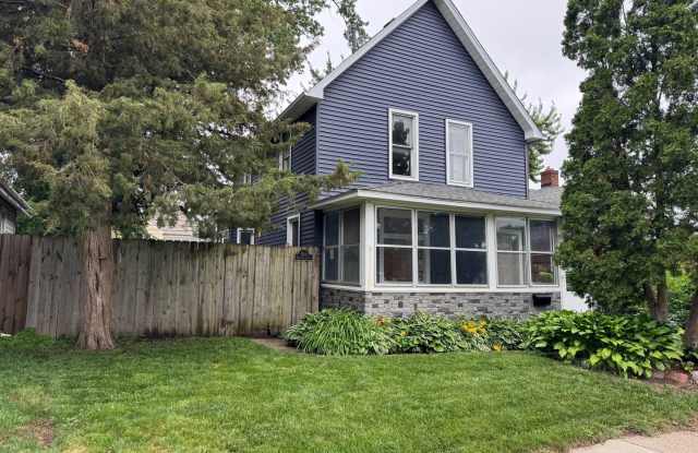 3 Bedroom / 1 Bathroom Private Fenced Yard - For Rent photos photos