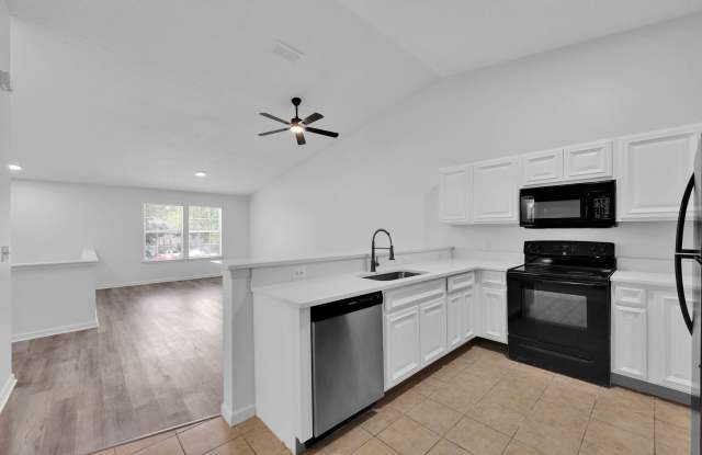 MOVE IN SPECIAL! ONE MONTH FREE RENT!! JACKSONVILLE, FL TOWNHOME - 8309 Homeport Court, Jacksonville, FL 32244