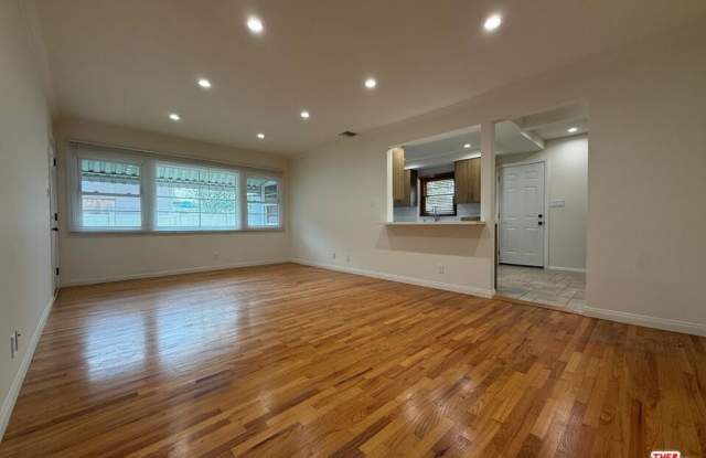 1025 W Clark Ave photos photos