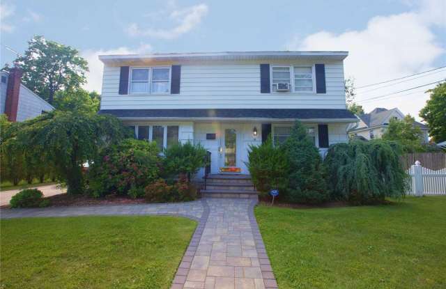 8 Hallock Street - 8 Hallock Street, Farmingdale, NY 11735