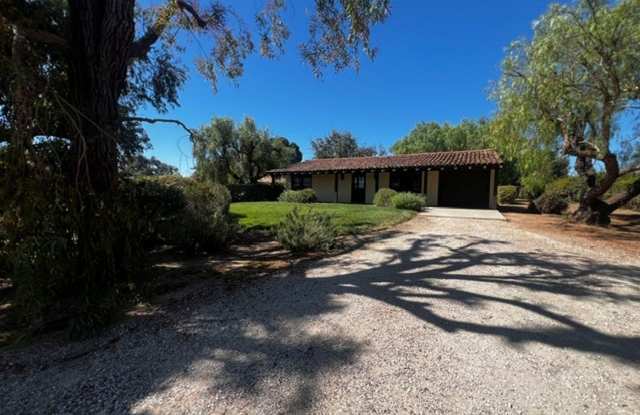 Charming Hacienda-Style Cottage in Private Setting Gallery 3