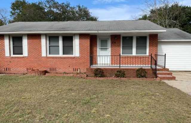 206 Henry St. Pensacola, FL 32507 MOVE IN SPECIAL!! Waived $350 Cleaning Fee!!!!! - 206 Henry Street, Warrington, FL 32507