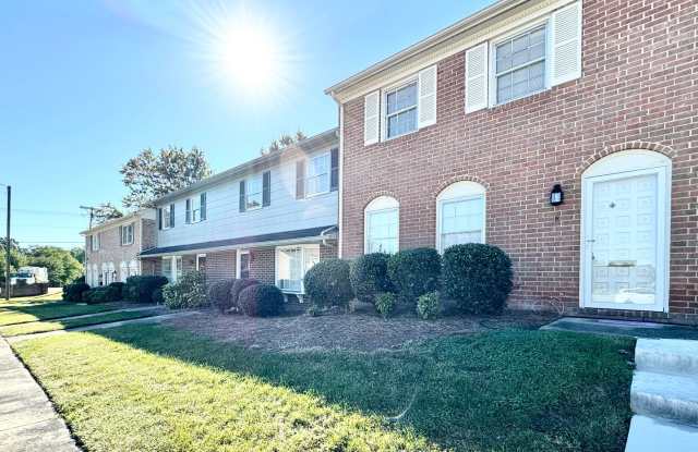 Updated 2 Bedroom End Unit Townhome in High Point! Gallery 1
