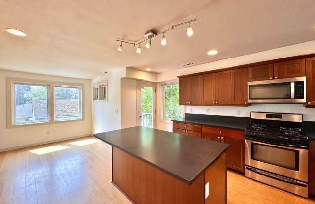 Convenient Northgate 3B Townhome Gallery 4