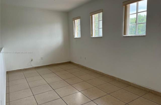 7511 NW 176th Ter Gallery 4