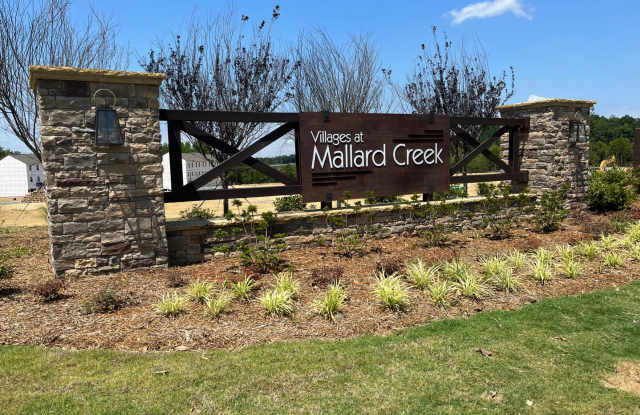 BEAUTIFUL 3BD/2.5BTH Townhome - MALLARD CREEK -AVAILABLE OCTOBER 2026 Gallery 3
