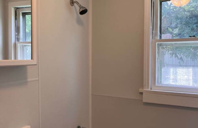 2 bedroom home in Historic Downtown Walking District of Morehead City with fenced in yard photos photos