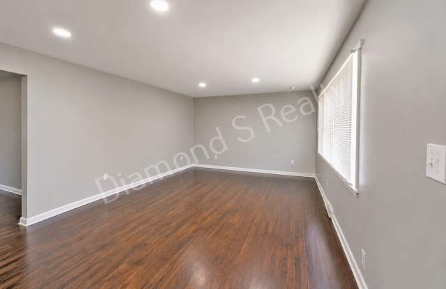 MOVE IN SPECIAL!  Spacious 3 Bed, 2 Bath Home with Large Yard Available! Gallery 4
