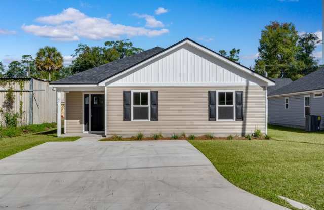 Spooktacular 3 Bedroom Available in Wakulla Gardens! - 62 Shawnee Trail, Wakulla County, FL 32327