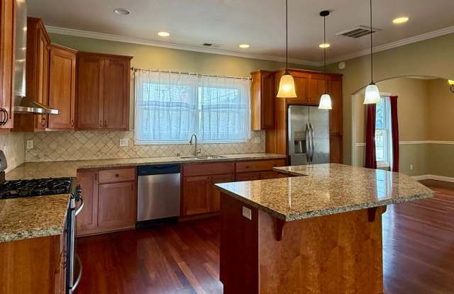 Beautiful Victorian Townhome in Historic 'Old Quad' Area of Santa Clara Gallery 1