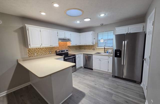 For Lease - 4 BR|2 BA with 1 Car Garage Gallery 4