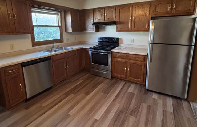 3 Bed/ 1.5 bath Duplex for rent in desirable Waterloo location! photos photos