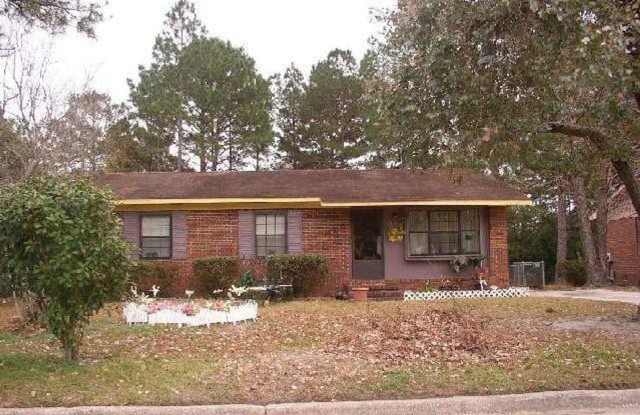 THREE BEDROOM, TWO BATH HOME - 911 Jamestown Drive, Valdosta, GA 31601