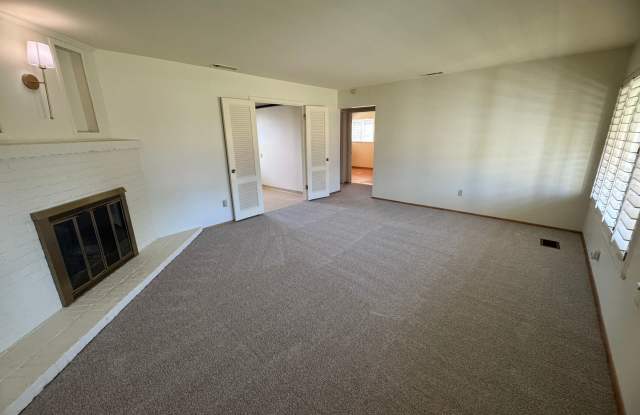 Charming Single Story 2 Bedroom Home in Established West Sac Neighborhood Gallery 4