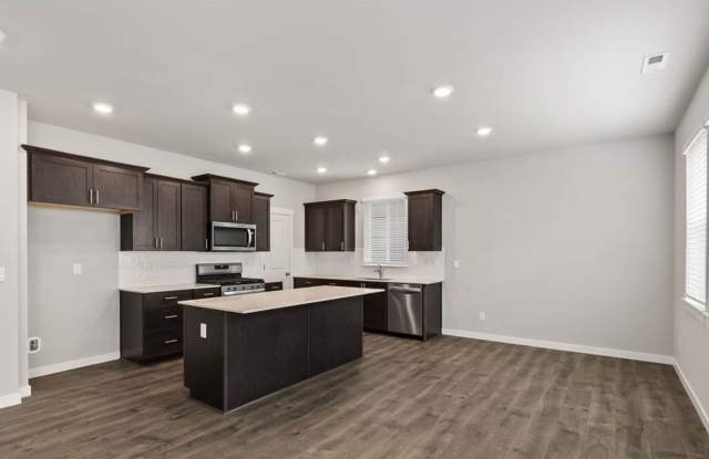 Fully Air Conditioned Almost New 4 Bedroom 2.5 house in Puyallup!! Gallery 4