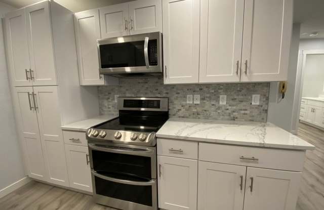 Beautiful modern remodeled 2 bed 1 bath condo across from Microsoft - 14665 Northeast 34th Street, Bellevue, WA 98007