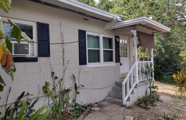 2 Bedroom 1 Bath 1/2 of Duplex - 732 East Minneola Avenue, Clermont, FL 34711