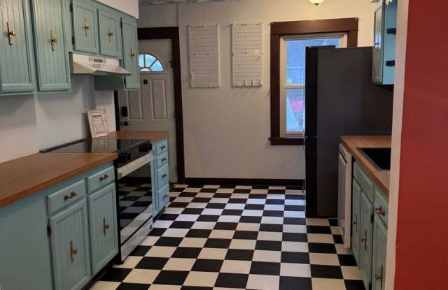 4 Bedroom 2 Bath Gallery 3