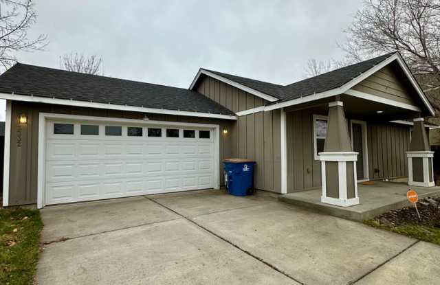 Beautiful 3 Bedroom Home in SW Redmond! 3332 SW Metolius Meadow - 3332 Southwest Metolius Meadow Court, Redmond, OR 97756